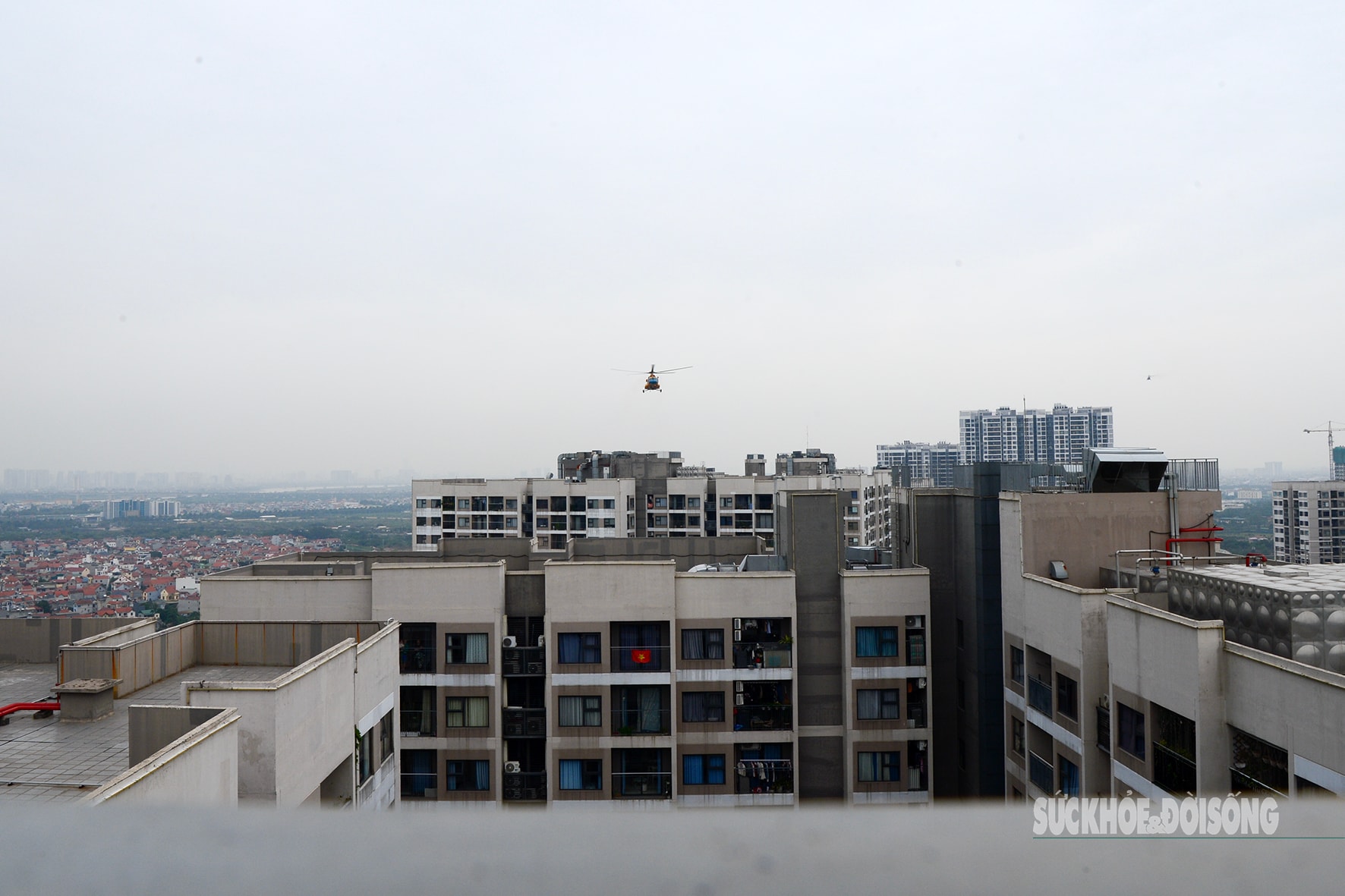 Mãn nhãn hình ảnh trực thăng diễn tập cứu nạn trên nóc nhà cao tầng- Ảnh 1.