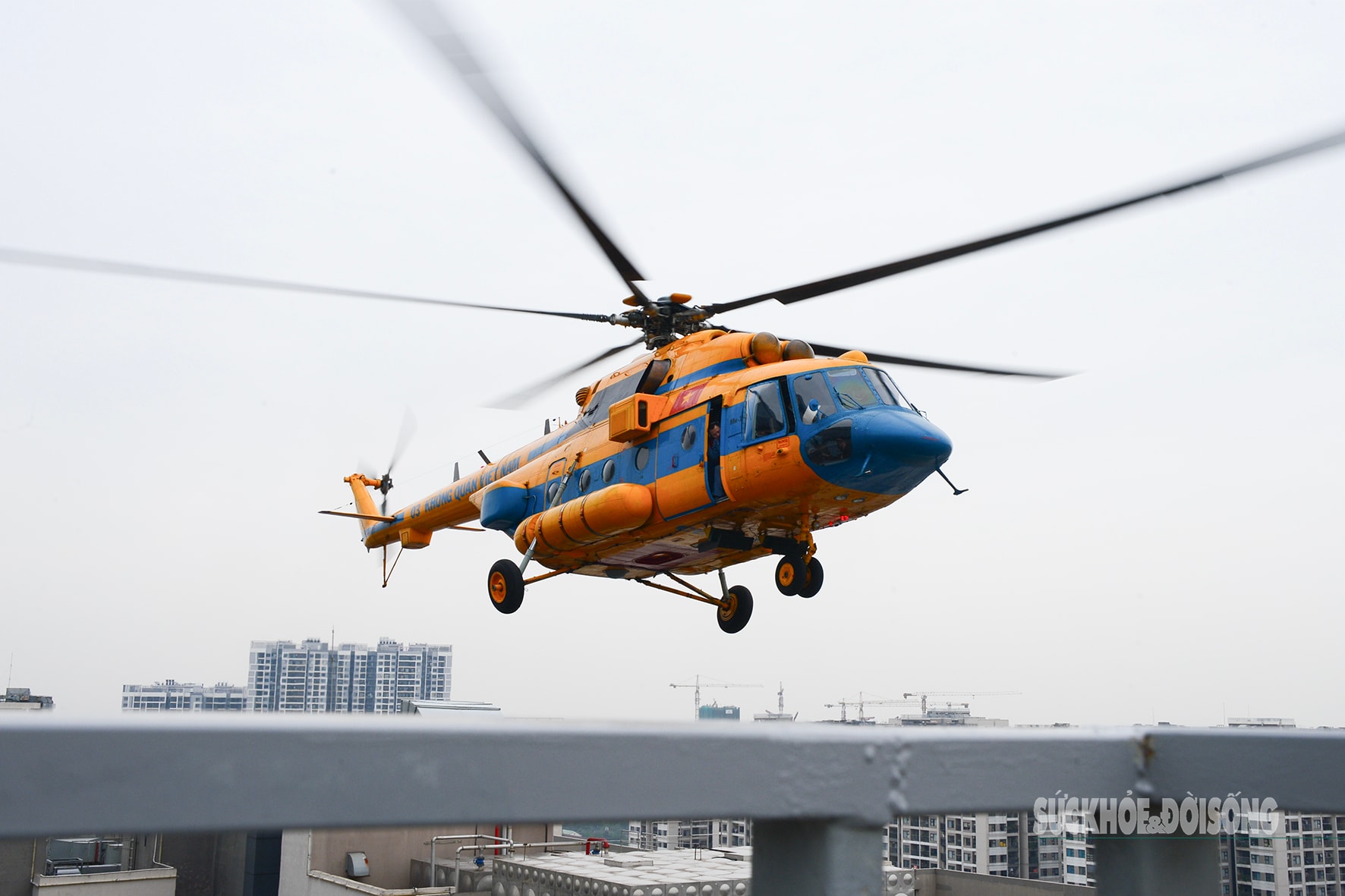 Mãn nhãn hình ảnh trực thăng diễn tập cứu nạn trên nóc nhà cao tầng- Ảnh 3.