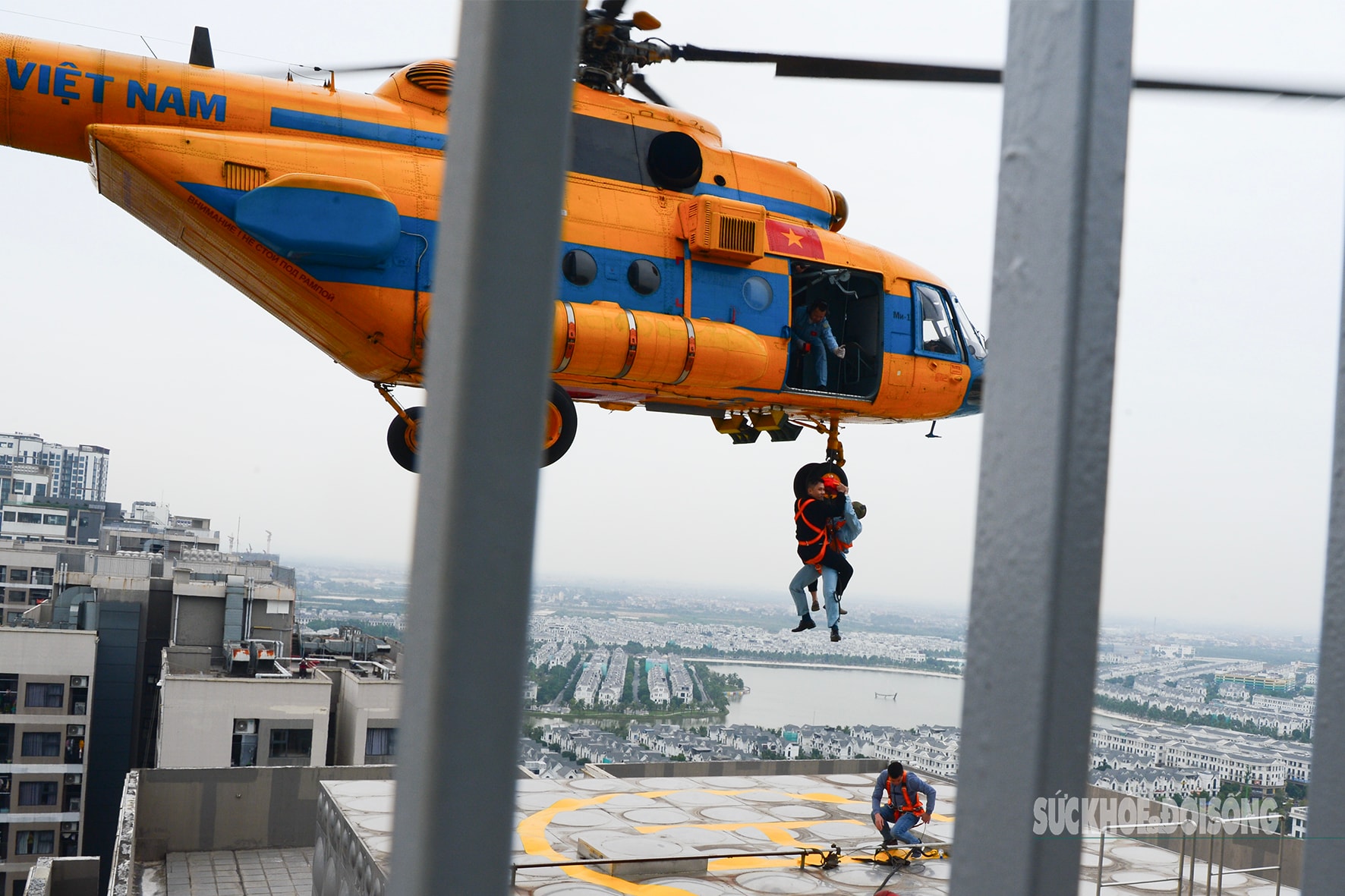 Mãn nhãn hình ảnh trực thăng diễn tập cứu nạn trên nóc nhà cao tầng- Ảnh 8.