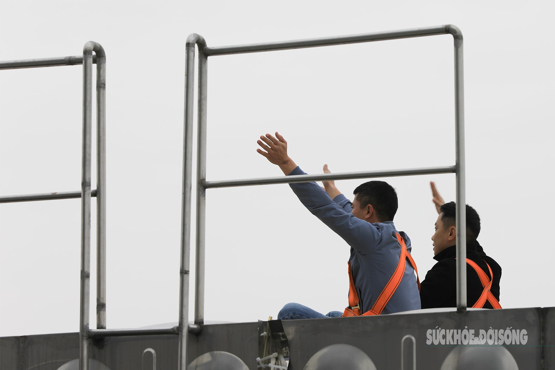 Mãn nhãn hình ảnh trực thăng diễn tập cứu nạn trên nóc nhà cao tầng- Ảnh 5.