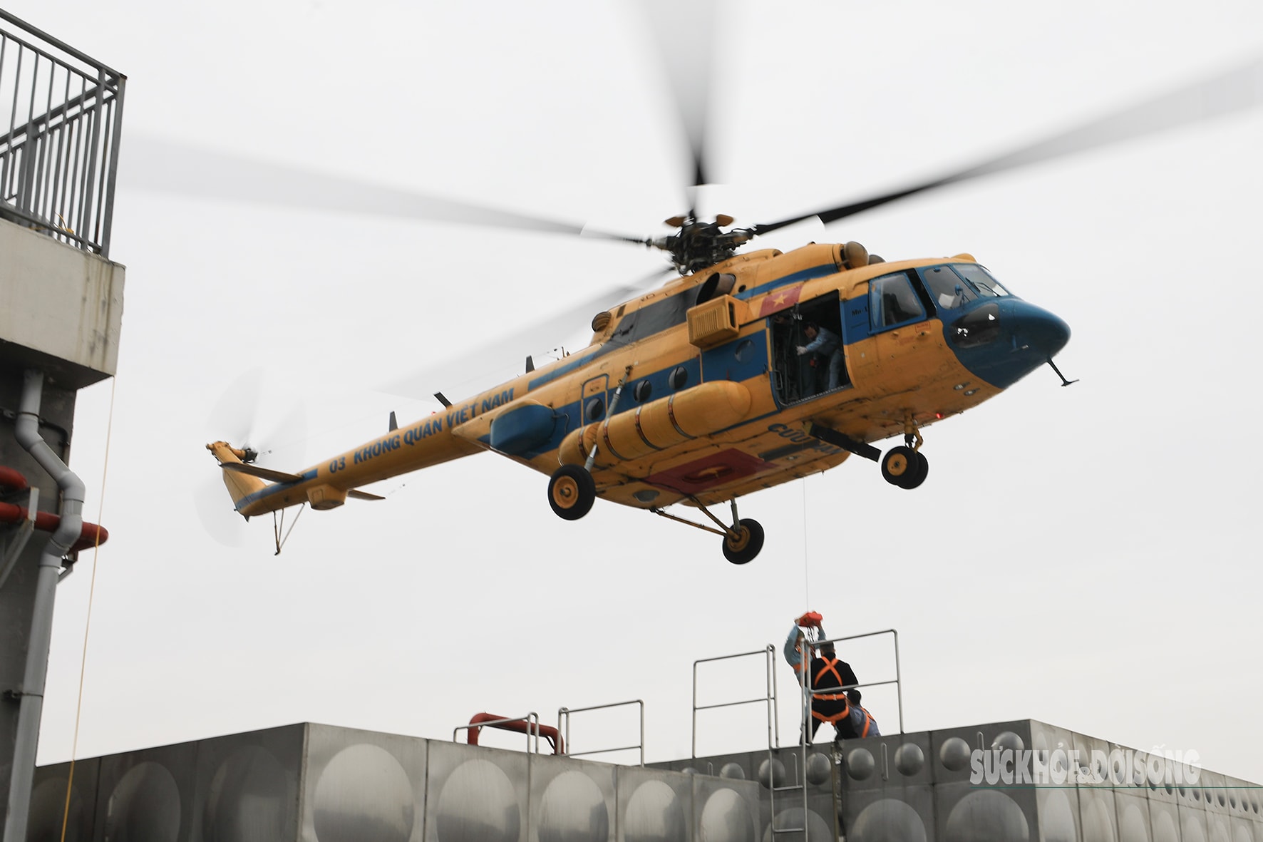 Mãn nhãn hình ảnh trực thăng diễn tập cứu nạn trên nóc nhà cao tầng- Ảnh 10.