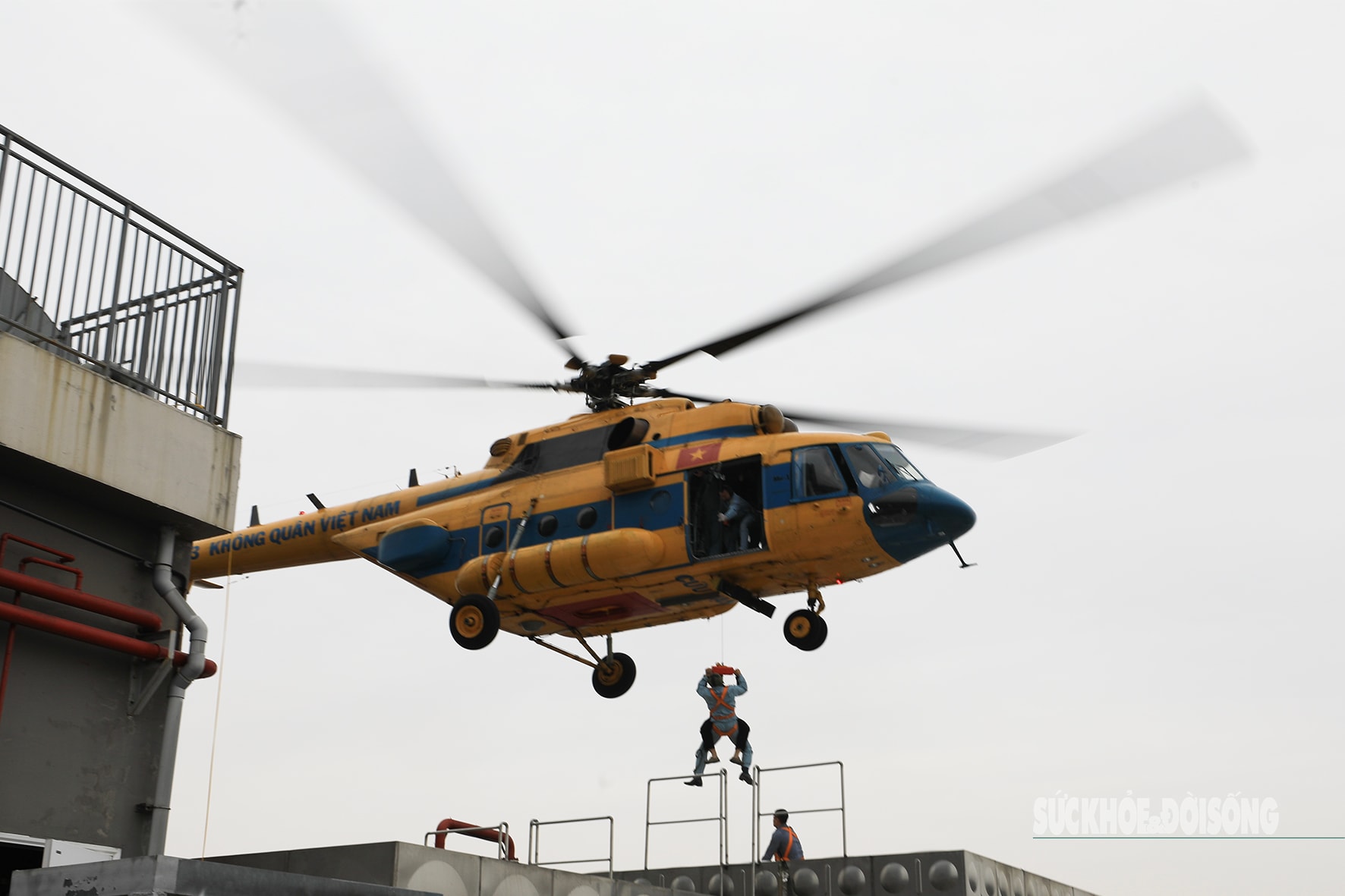 Mãn nhãn hình ảnh trực thăng diễn tập cứu nạn trên nóc nhà cao tầng- Ảnh 11.