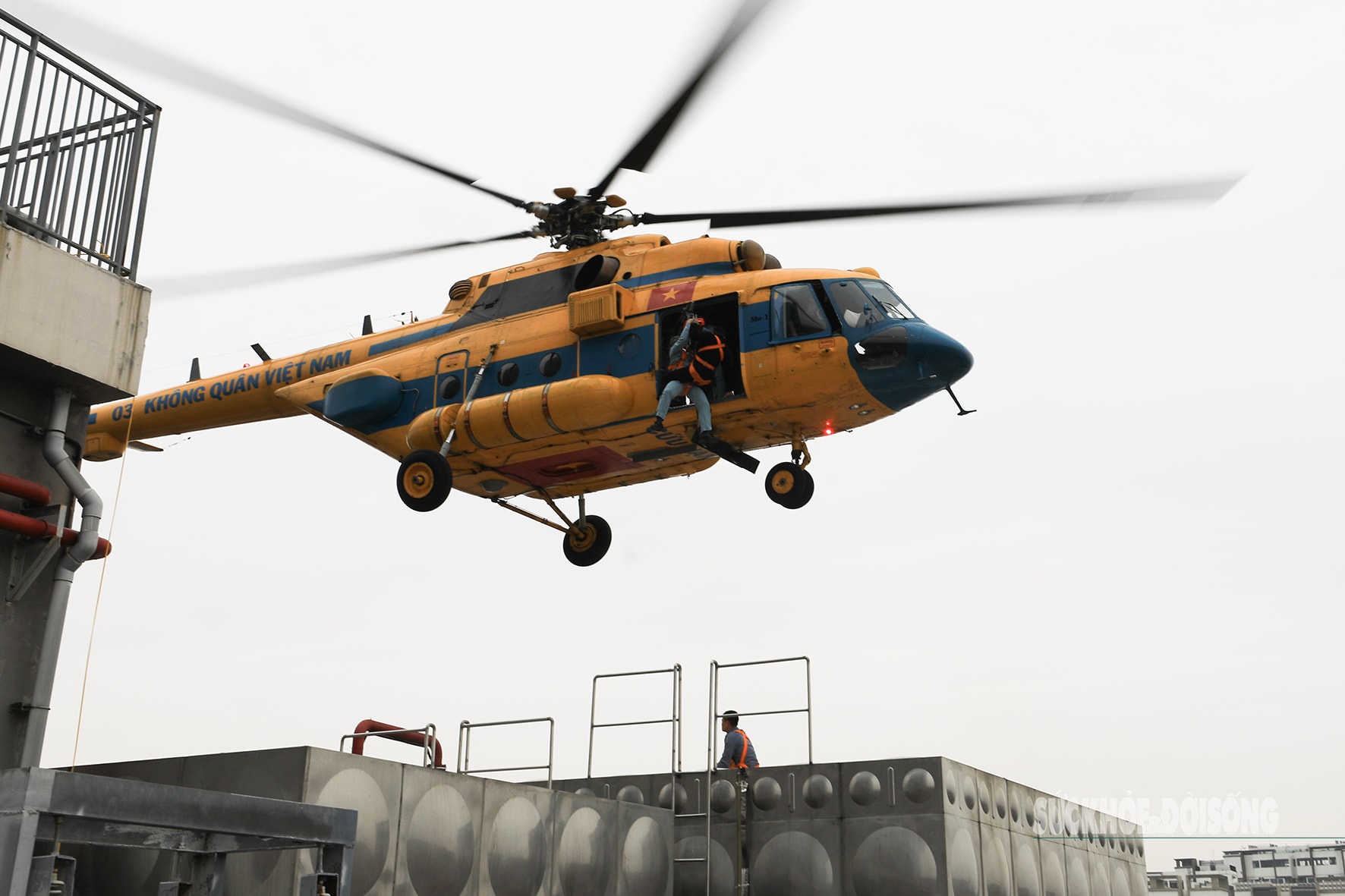Mãn nhãn hình ảnh trực thăng diễn tập cứu nạn trên nóc nhà cao tầng- Ảnh 9.