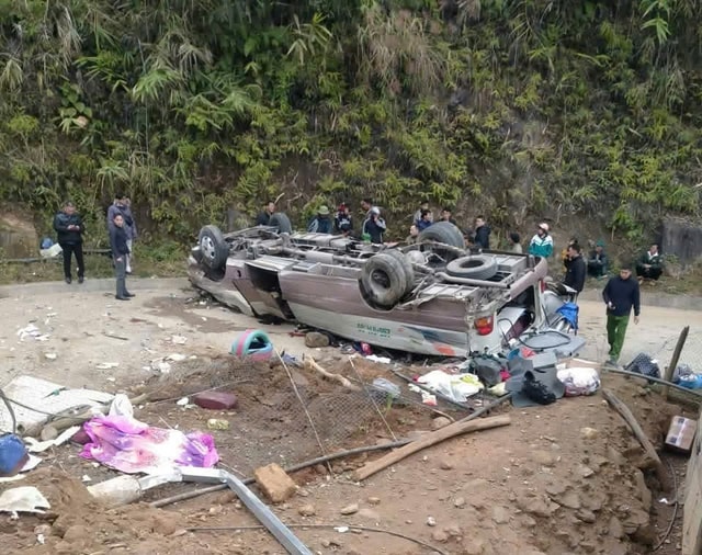 Tai nạn thảm khốc ở Lào Cai: Lật xe chở đoàn thiện nguyện khiến ít nhất 5 người tử vong- Ảnh 1.