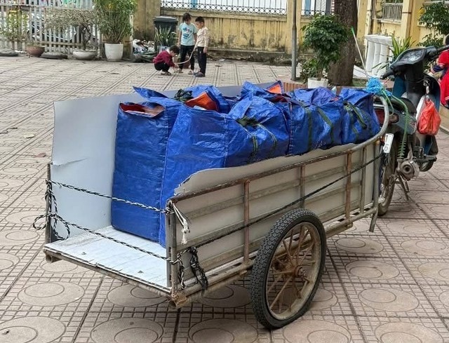 Giữa Hà Nội, dùng xe bò 'cải tiến' chở cơm cho học sinh bán trú- Ảnh 2.