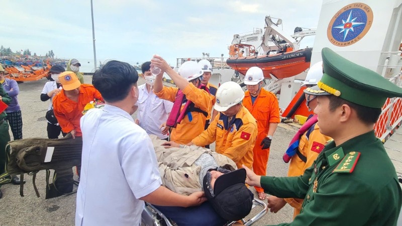 Ứng cứu ngư dân bị nạn trên vùng biển Đà Nẵng- Ảnh 1.