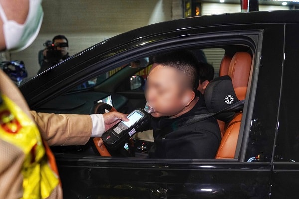 Hà Nội: Xử lý hơn 100 trường hợp vi phạm nồng độ cồn trong đêm cuối tuần- Ảnh 1.