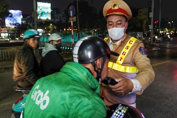 Hà Nội: Xử lý hơn 100 trường hợp vi phạm nồng độ cồn trong đêm cuối tuần- Ảnh 2.