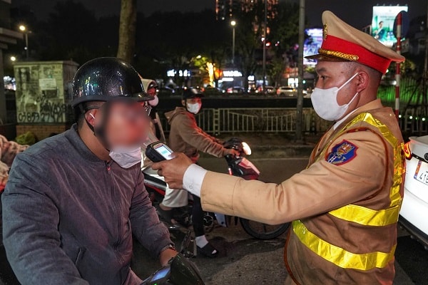 Hà Nội: Xử lý hơn 100 trường hợp vi phạm nồng độ cồn trong đêm cuối tuần- Ảnh 3.