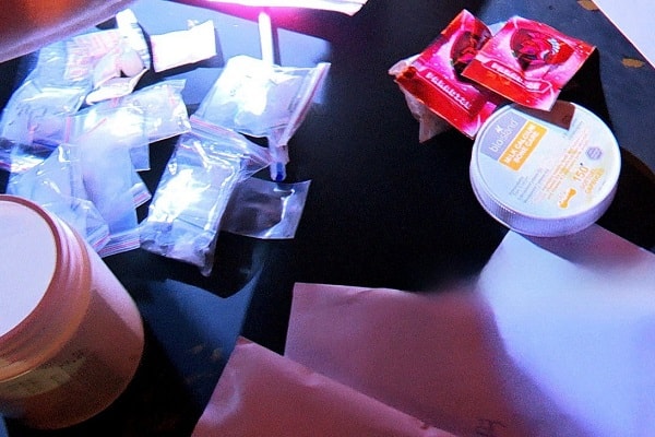 Nửa đêm đột kích 2 quán bar, phát hiện hàng chục đối tượng dương tính ma túy- Ảnh 3.