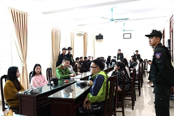 Nửa đêm đột kích 2 quán bar, phát hiện hàng chục đối tượng dương tính ma túy- Ảnh 4.