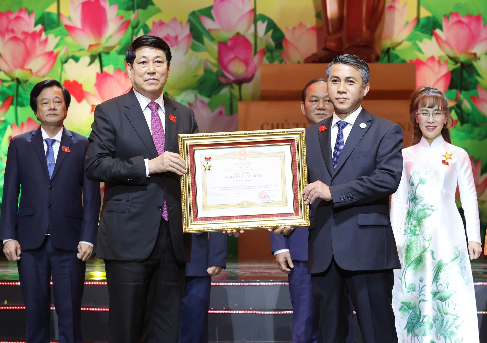 Bệnh viện Chợ Rẫy lần thứ 2 được trao tặng Danh hiệu Anh hùng Lao động - Ảnh 1.