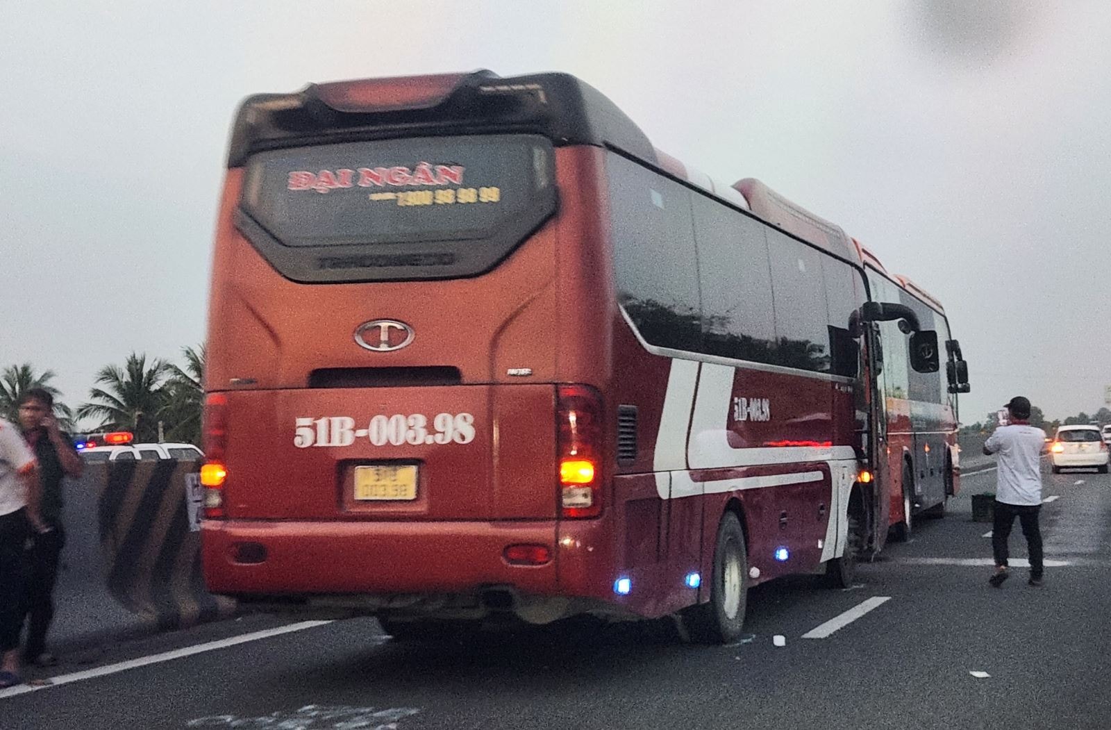 Ùn tắc kéo dài trên cao tốc TP Hồ Chí Minh - Trung Lương vì hai xe khách đâm nhau- Ảnh 1.