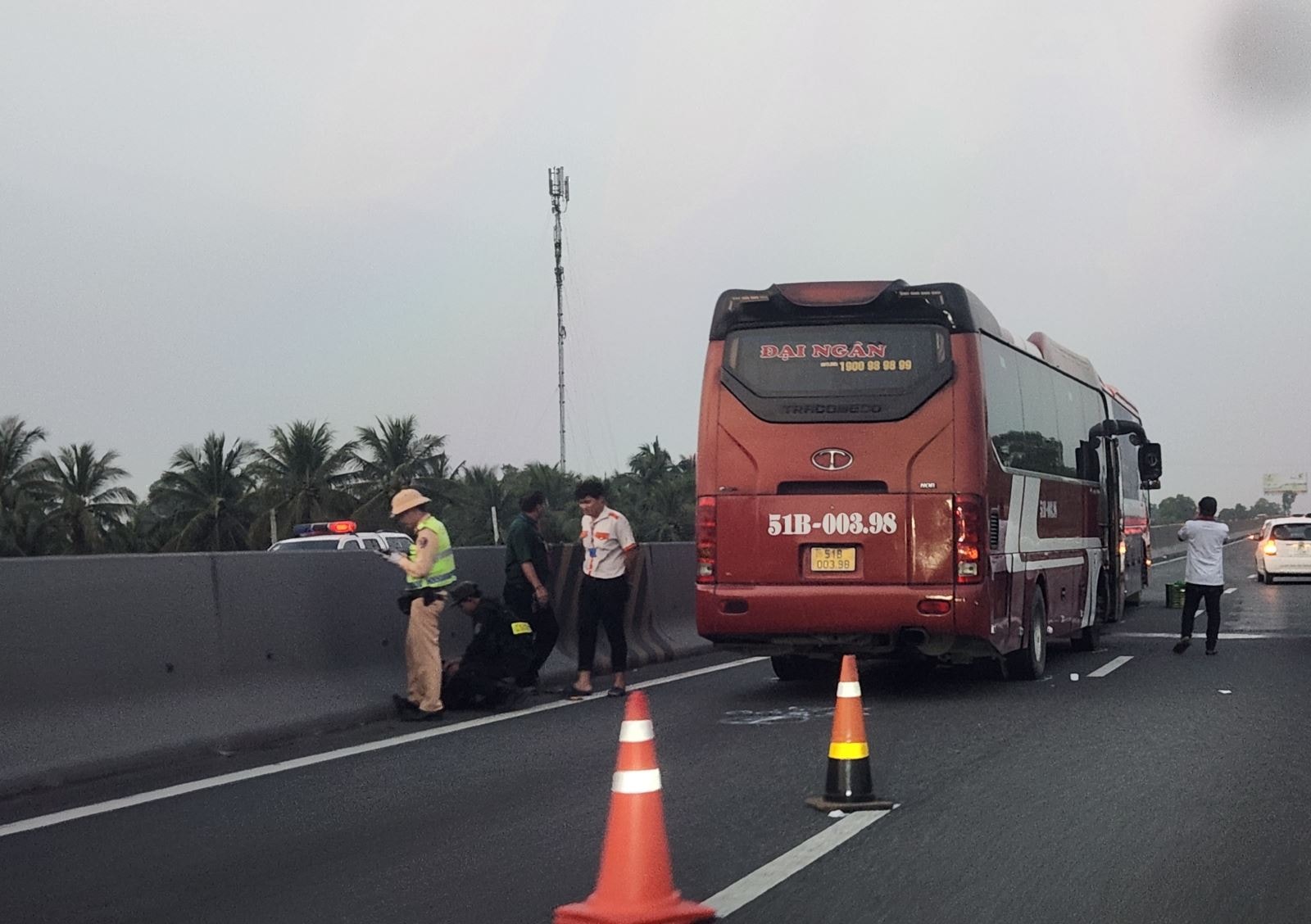 Ùn tắc kéo dài trên cao tốc TP Hồ Chí Minh - Trung Lương vì hai xe khách đâm nhau- Ảnh 2.