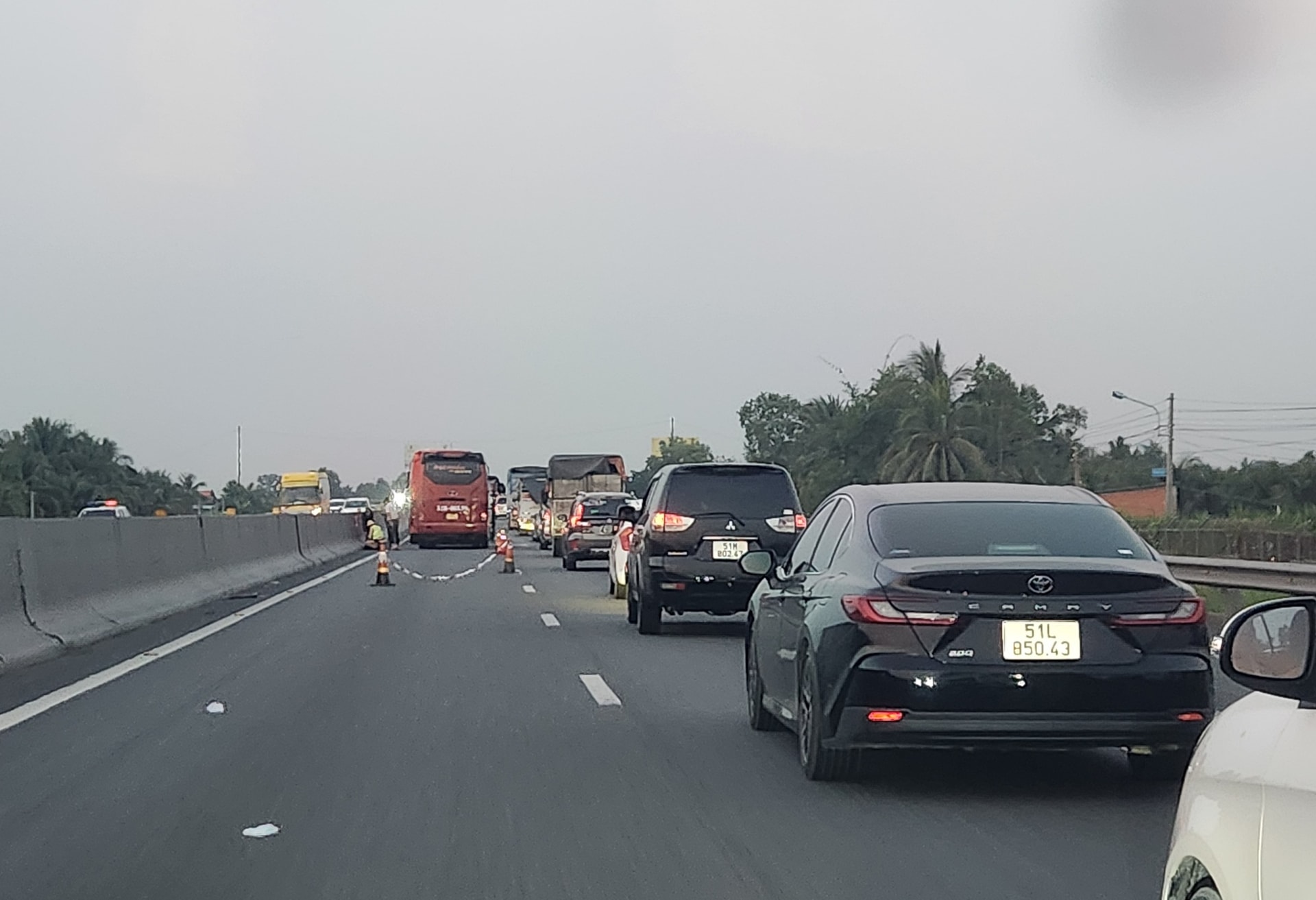 Ùn tắc kéo dài trên cao tốc TP Hồ Chí Minh - Trung Lương vì hai xe khách đâm nhau- Ảnh 3.