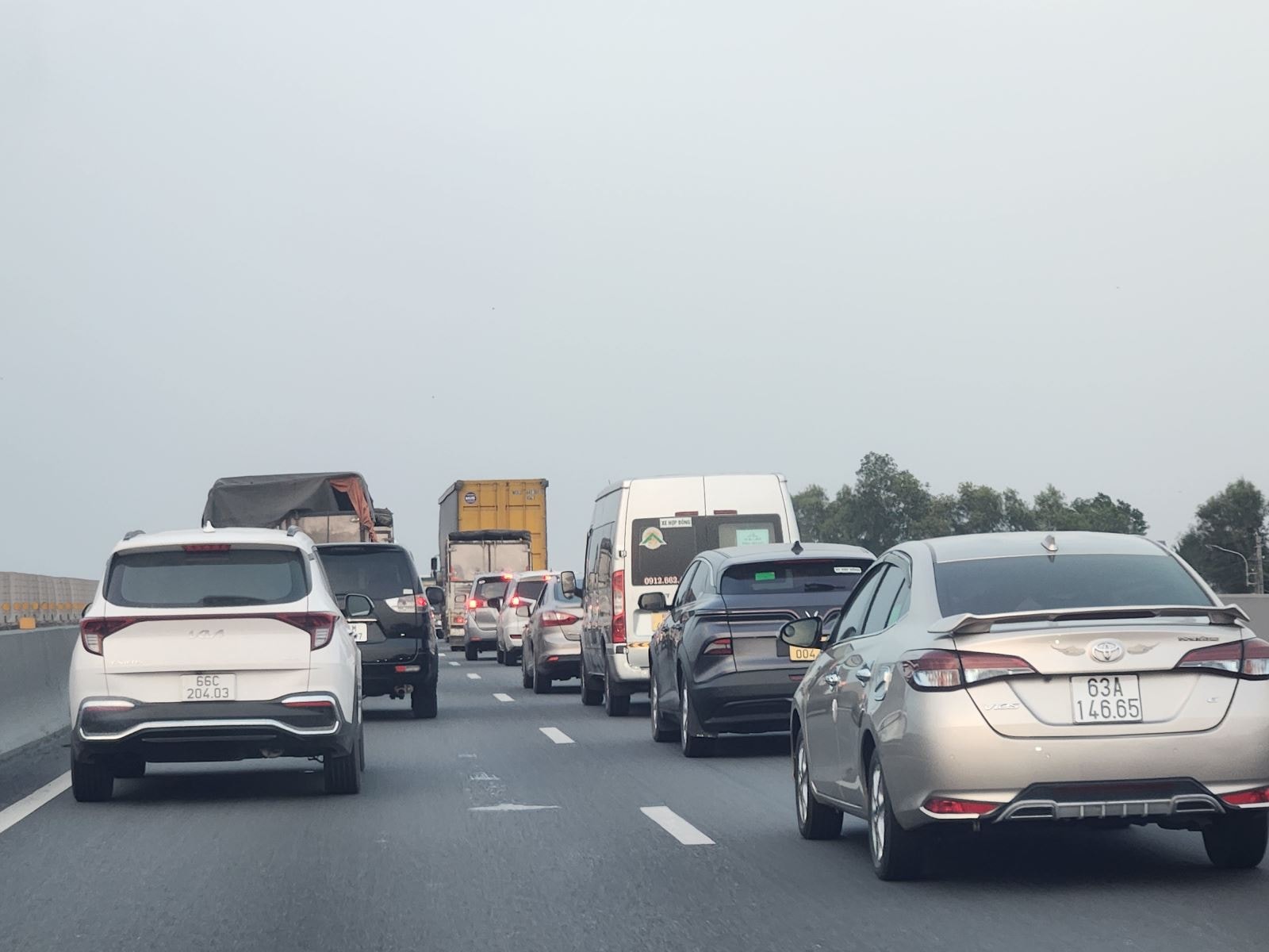 Ùn tắc kéo dài trên cao tốc TP Hồ Chí Minh - Trung Lương vì hai xe khách đâm nhau- Ảnh 4.