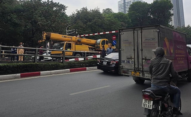 Xe cẩu 'chui' không lọt cầu vượt Thái Hà, húc đổ thanh hạn chế chiều cao, xe máy bị vạ lây- Ảnh 2.