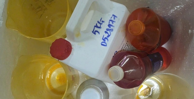 Bắt nhóm đối tượng sản xuất, bán hàng trăm ngàn sản phẩm dầu gió giả bằng hóa chất ở TPHCM- Ảnh 4. Bắt nhóm đối tượng sản xuất, bán hàng trăm ngàn sản phẩm dầu gió giả bằng hóa chất ở TPHCM- Ảnh 4.