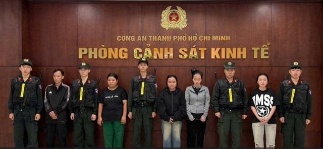 Bắt nhóm đối tượng sản xuất, bán hàng trăm ngàn sản phẩm dầu gió giả bằng hóa chất ở TPHCM- Ảnh 1. Bắt nhóm đối tượng sản xuất, bán hàng trăm ngàn sản phẩm dầu gió giả bằng hóa chất ở TPHCM- Ảnh 1.