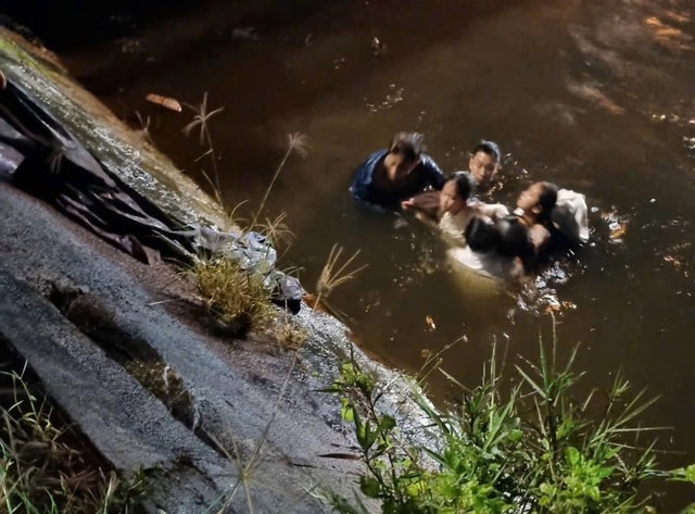 Lao xuống kênh nước sâu cứu 3 người gặp nạn trong đêm mưa- Ảnh 1. Lao xuống kênh nước sâu cứu 3 người gặp nạn trong đêm mưa- Ảnh 1.