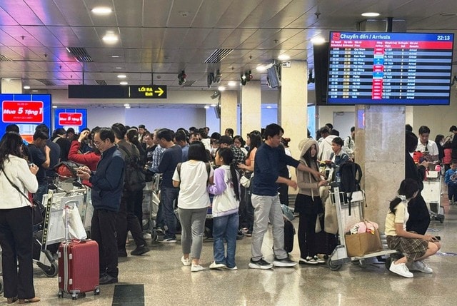 Phân luồng giao thông kết nối ra-vào nhà ga hành khách Tân Sơn Nhất dịp Tết- Ảnh 1. Phân luồng giao thông kết nối ra-vào nhà ga hành khách Tân Sơn Nhất dịp Tết- Ảnh 1.