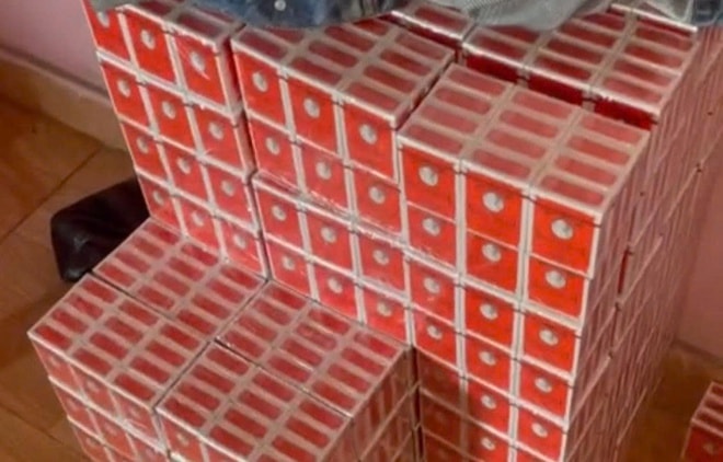 Bắt nhóm đối tượng sản xuất, bán hàng trăm ngàn sản phẩm dầu gió giả bằng hóa chất ở TPHCM- Ảnh 2. Bắt nhóm đối tượng sản xuất, bán hàng trăm ngàn sản phẩm dầu gió giả bằng hóa chất ở TPHCM- Ảnh 2.