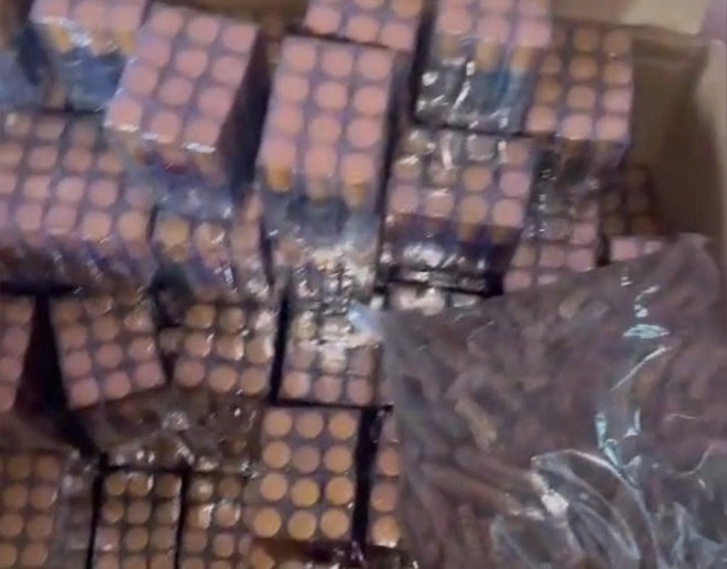 Bắt nhóm đối tượng sản xuất, bán hàng trăm ngàn sản phẩm dầu gió giả bằng hóa chất ở TPHCM- Ảnh 3. Bắt nhóm đối tượng sản xuất, bán hàng trăm ngàn sản phẩm dầu gió giả bằng hóa chất ở TPHCM- Ảnh 3.