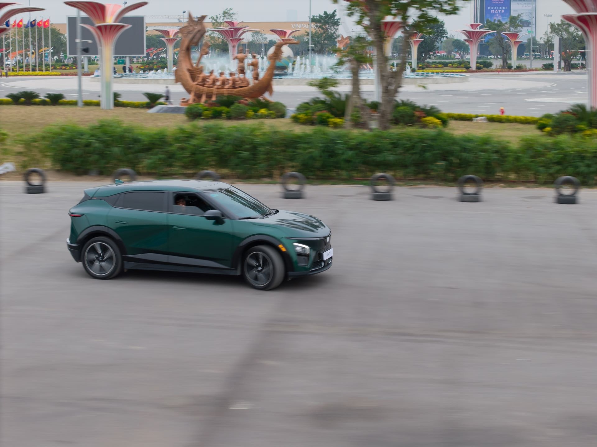 VF 9 trên đường thử lý tưởng của Trung tâm Triển lãm Việt Nam tại Vietnam Mobility Show 2025.