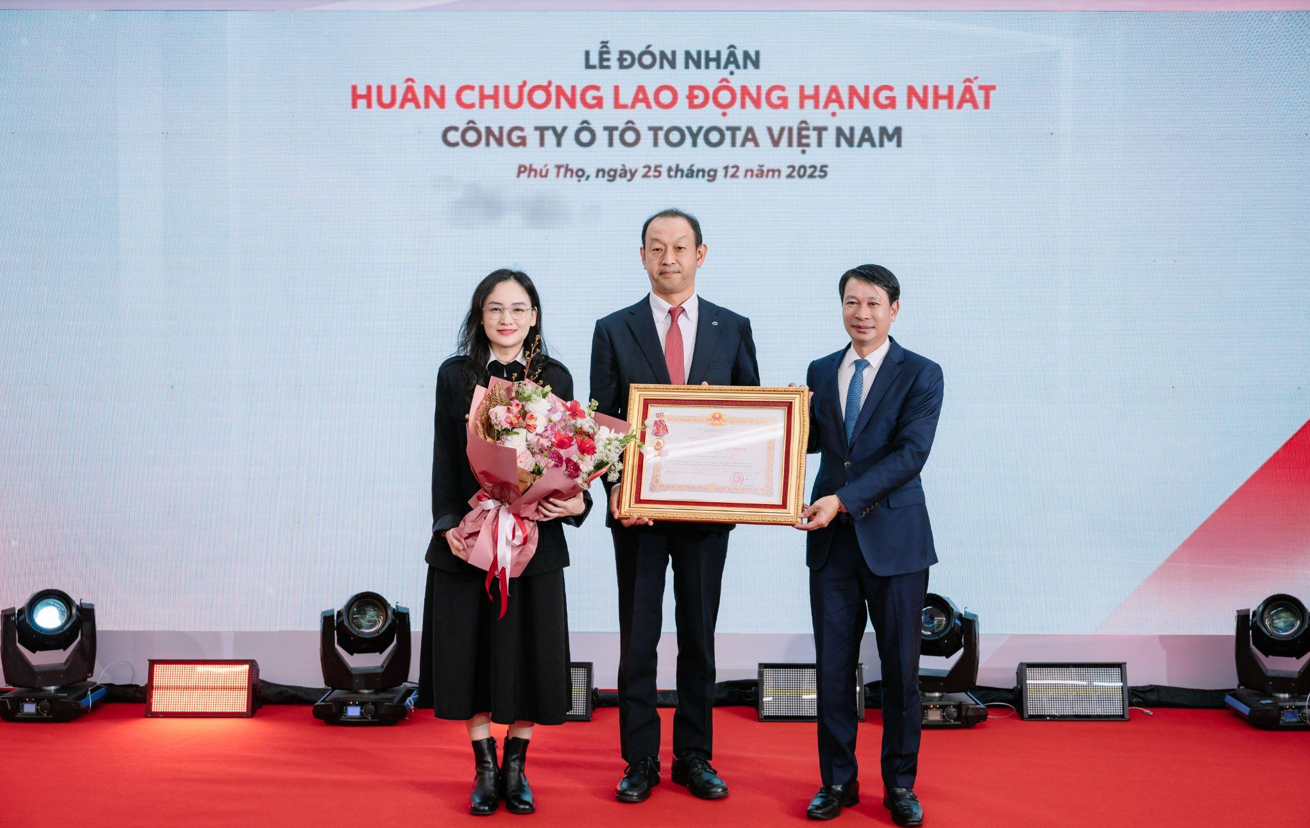 Toyota Việt Nam đón nhận Huân chương Lao động hạng Nhất.