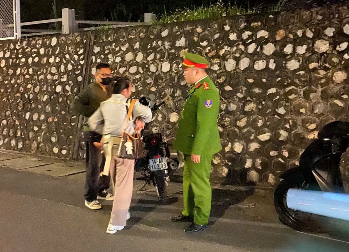 Bế tắc trong cuộc sống, người mẹ trẻ ôm con nhỏ định nhảy cầu Bãi Cháy trong đêm- Ảnh 1. Bế tắc trong cuộc sống, người mẹ trẻ ôm con nhỏ định nhảy cầu Bãi Cháy trong đêm- Ảnh 1.