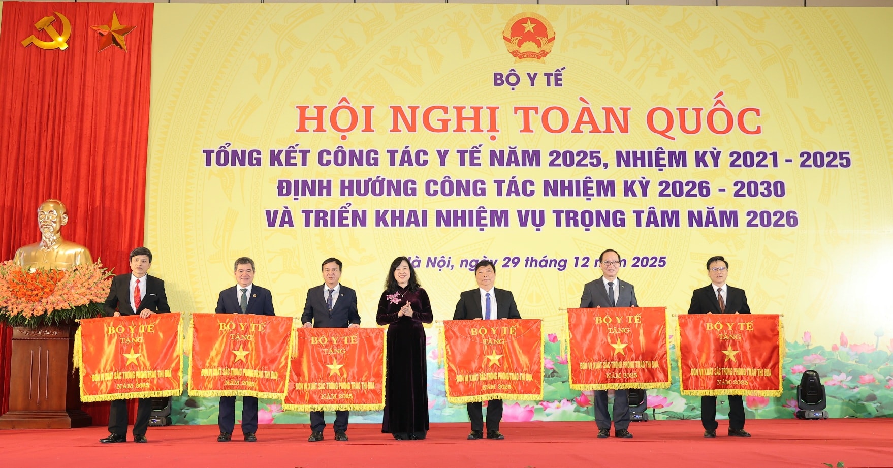 Phó Thủ tướng Lê Thành Long: Toàn Ngành y tế phấn đấu để tạo đột phá tăng cường bảo vệ, chăm sóc và nâng cao sức khỏe Nhân dân- Ảnh 4. Phó Thủ tướng Lê Thành Long: Toàn Ngành y tế phấn đấu để tạo đột phá tăng cường bảo vệ, chăm sóc và nâng cao sức khỏe Nhân dân- Ảnh 4.