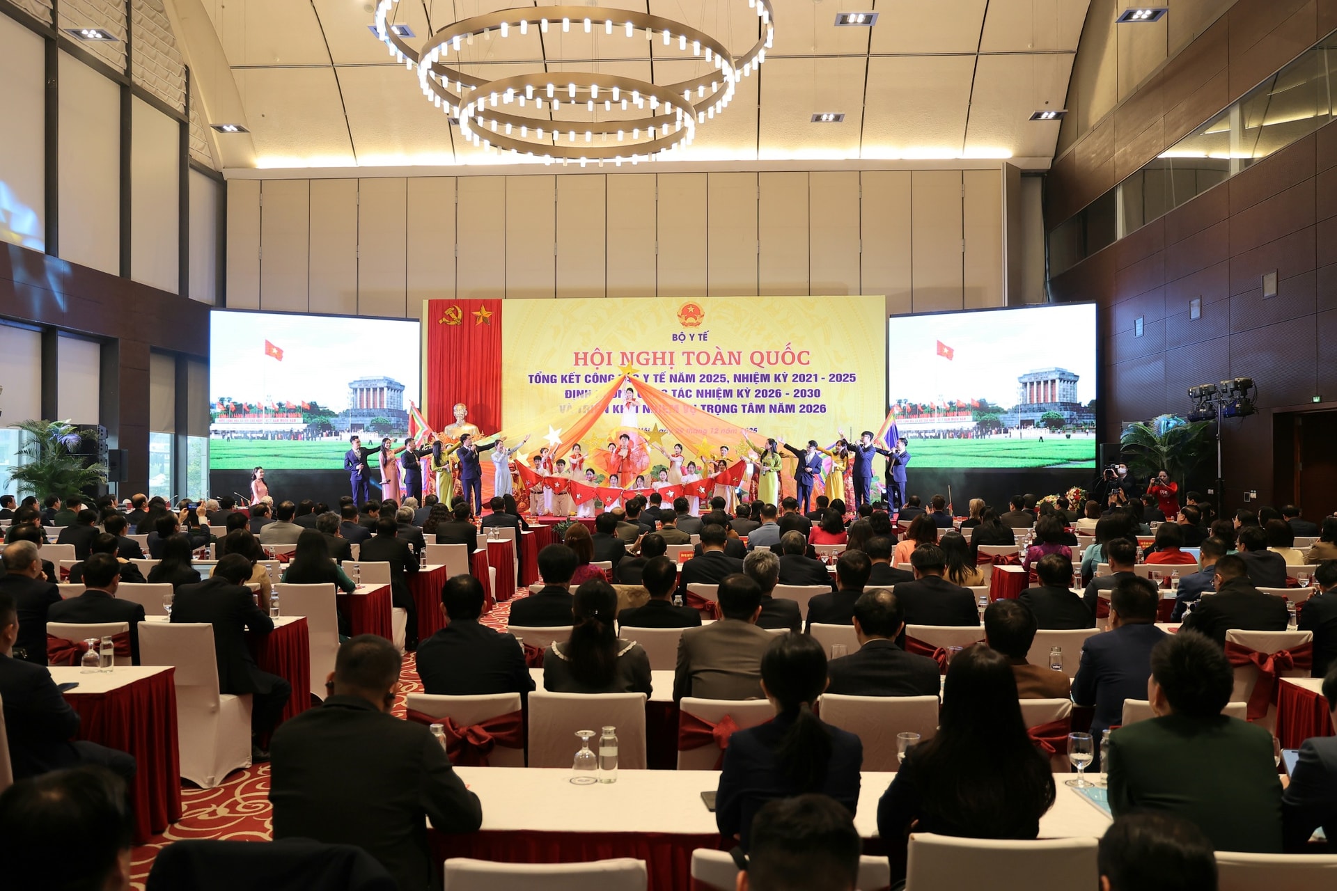 8 nhiệm vụ trọng tâm của phong trào thi đua yêu nước ngành Y tế năm 2026- Ảnh 2. 8 nhiệm vụ trọng tâm của phong trào thi đua yêu nước ngành Y tế năm 2026- Ảnh 2.