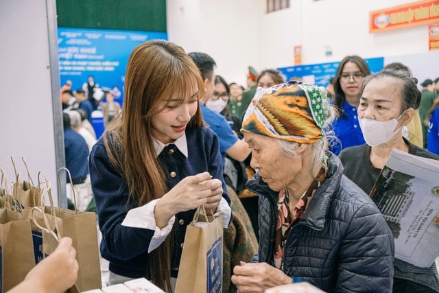 Long Châu và Hòa Minzy kể câu chuyện sức khỏe Việt bằng âm nhạc - Ảnh 2.