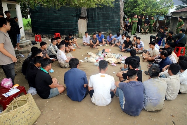 Bao vây trường gà giữa khu đất hoang, bắt 35 con bạc- Ảnh 1. Bao vây trường gà giữa khu đất hoang, bắt 35 con bạc- Ảnh 1.