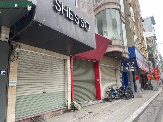 Hà Nội: Hàng loạt cửa hàng trên phố Kim Mã đóng cửa, trả mặt bằng dịp cuối năm- Ảnh 1.