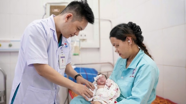 Cứu sống cháu bé sơ sinh bị tắc tá tràng do dị tật bẩm sinh hiếm gặp- Ảnh 1. Cứu sống cháu bé sơ sinh bị tắc tá tràng do dị tật bẩm sinh hiếm gặp- Ảnh 1.