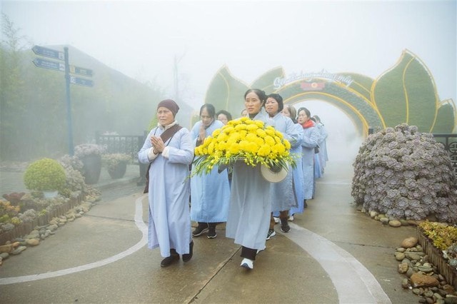 Linh thiêng Lễ Vía Đức Phật A Di Đà trên 'Nóc nhà Đông Dương'- Ảnh 1.