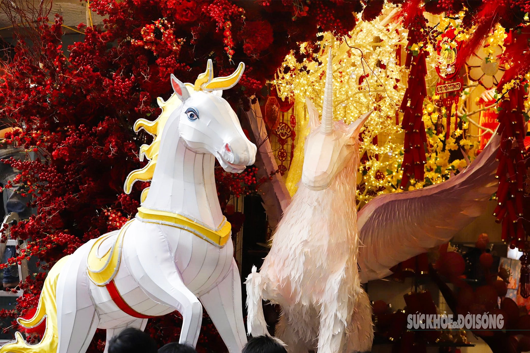 Linh vật ngựa 'phủ kín' phố Hàng Mã đón năm mới 2026- Ảnh 2. Linh vật ngựa 'phủ kín' phố Hàng Mã đón năm mới 2026- Ảnh 2.