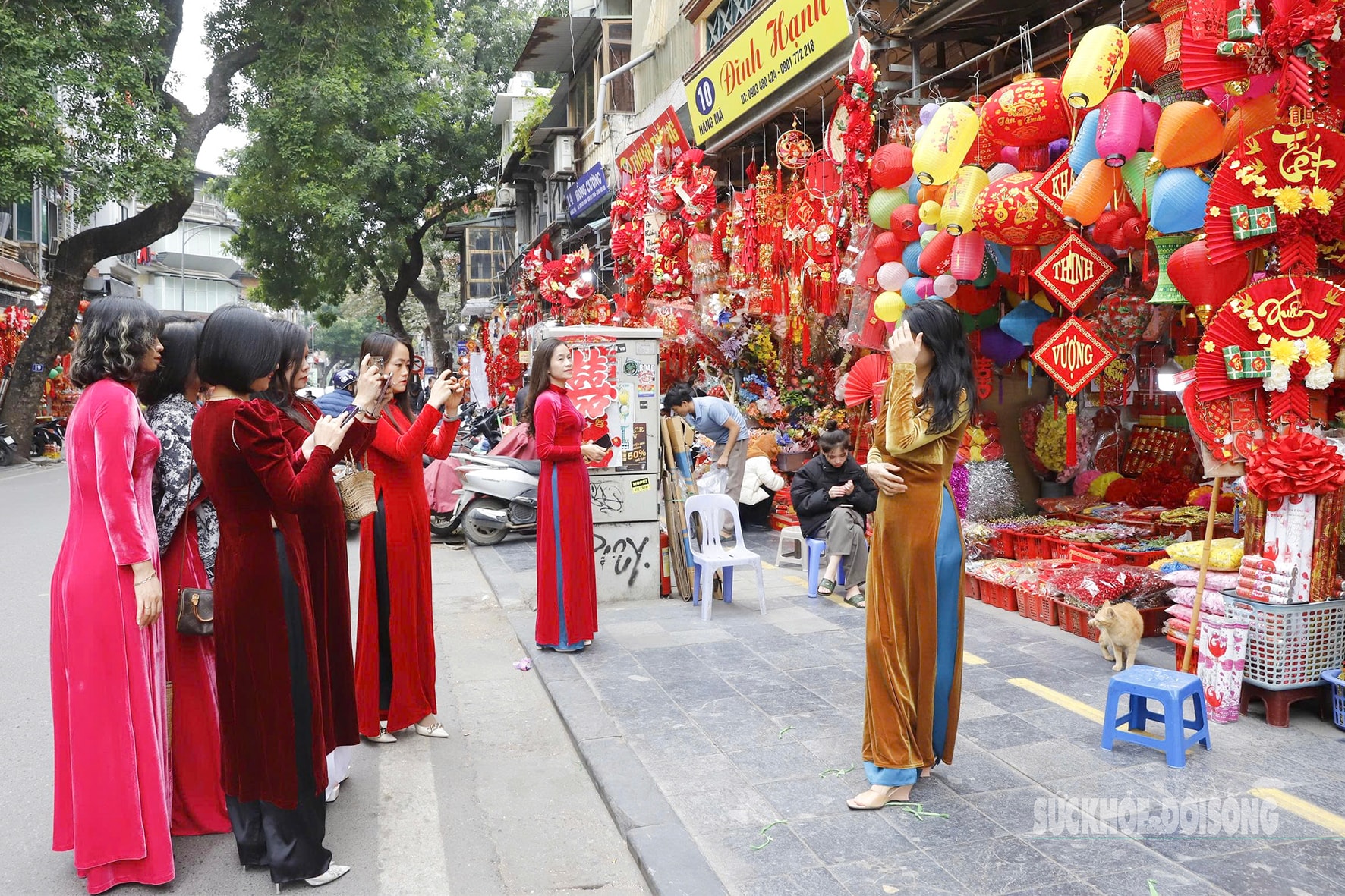 Linh vật ngựa 'phủ kín' phố Hàng Mã đón năm mới 2026- Ảnh 10. Linh vật ngựa 'phủ kín' phố Hàng Mã đón năm mới 2026- Ảnh 10.