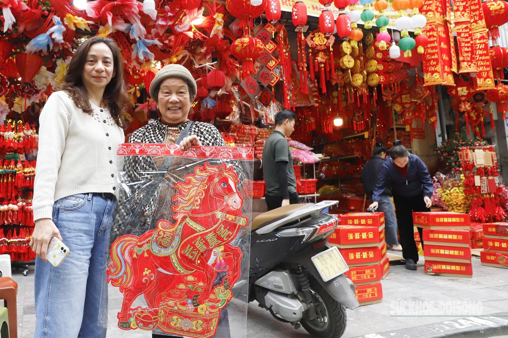 Linh vật ngựa 'phủ kín' phố Hàng Mã đón năm mới 2026- Ảnh 8. Linh vật ngựa 'phủ kín' phố Hàng Mã đón năm mới 2026- Ảnh 8.