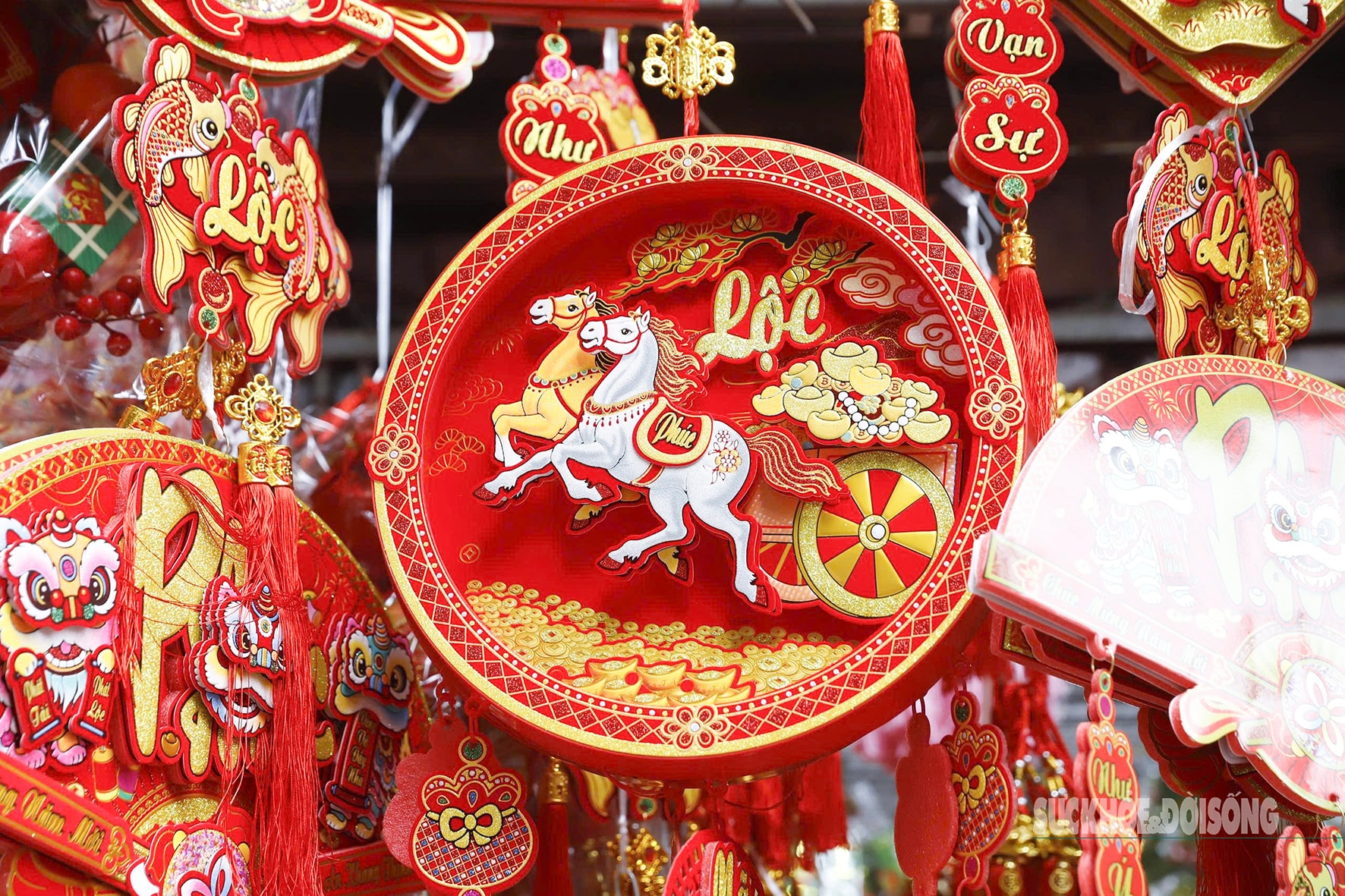 Linh vật ngựa 'phủ kín' phố Hàng Mã đón năm mới 2026- Ảnh 5. Linh vật ngựa 'phủ kín' phố Hàng Mã đón năm mới 2026- Ảnh 5.