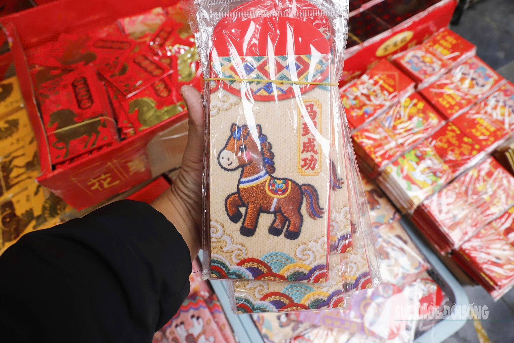 Linh vật ngựa 'phủ kín' phố Hàng Mã đón năm mới 2026- Ảnh 4. Linh vật ngựa 'phủ kín' phố Hàng Mã đón năm mới 2026- Ảnh 4.