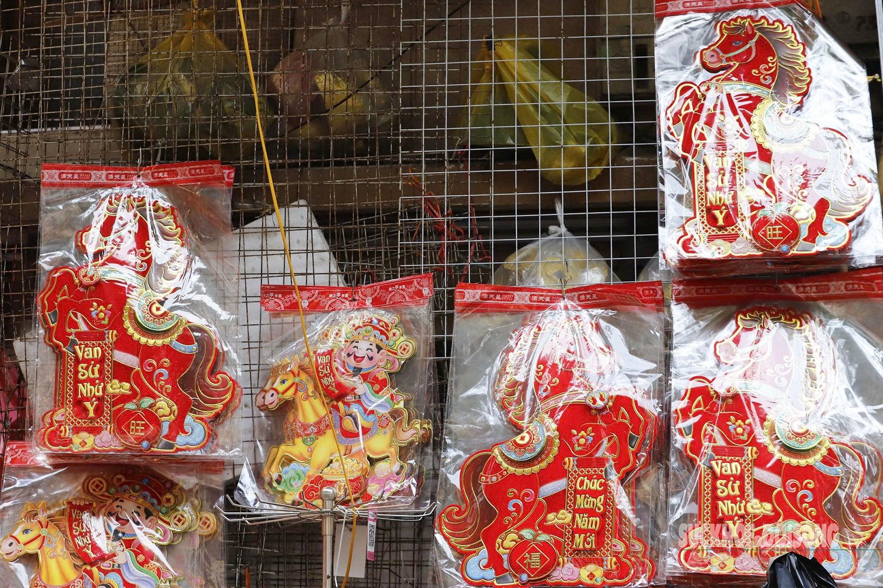 Linh vật ngựa 'phủ kín' phố Hàng Mã đón năm mới 2026- Ảnh 3. Linh vật ngựa 'phủ kín' phố Hàng Mã đón năm mới 2026- Ảnh 3.