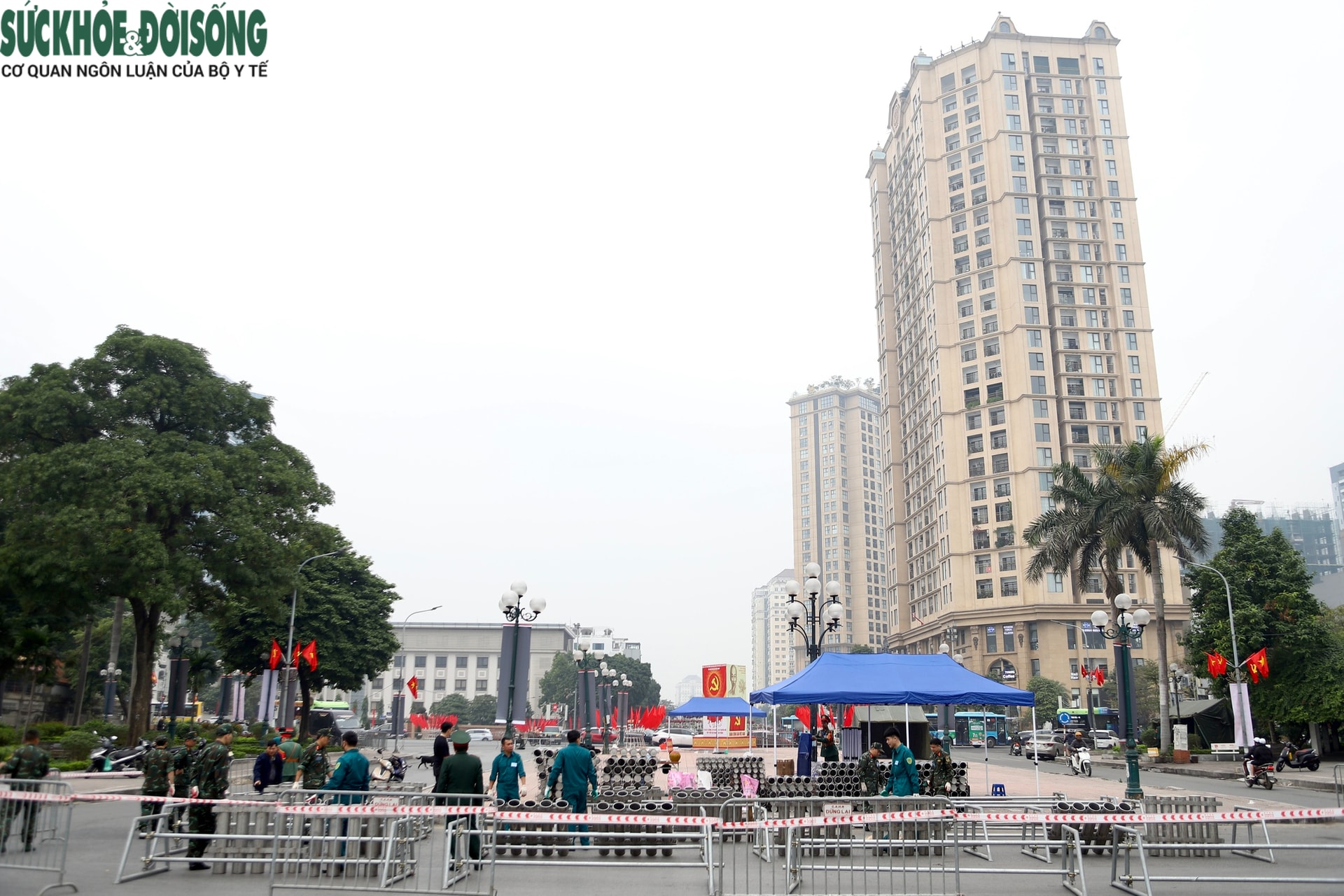 Cận cảnh lắp đặt trận địa pháo hoa Tết Dương lịch tại Hà Nội - Ảnh 2. Cận cảnh lắp đặt trận địa pháo hoa Tết Dương lịch tại Hà Nội - Ảnh 2.