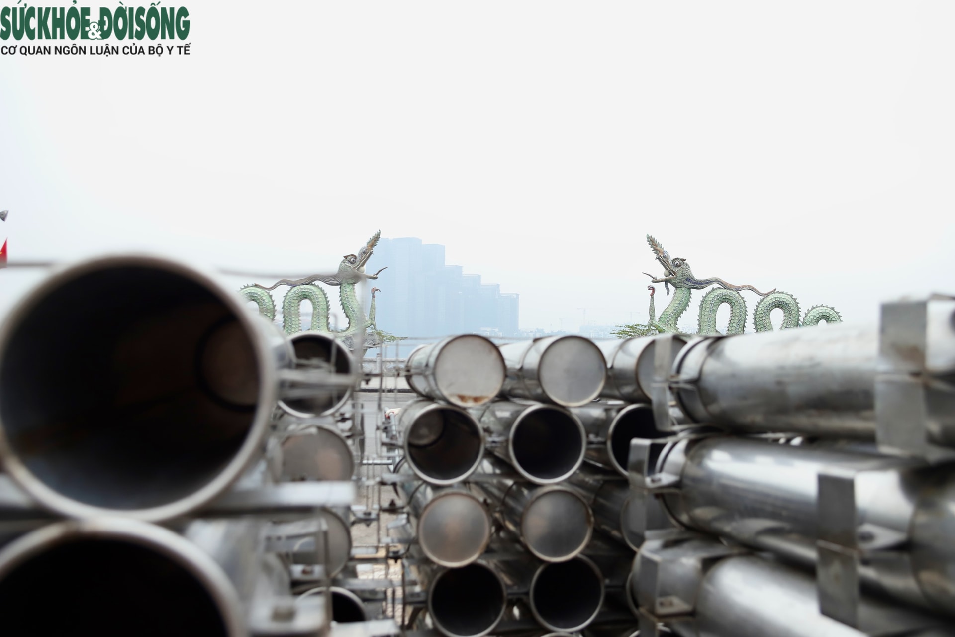 Cận cảnh lắp đặt trận địa pháo hoa Tết Dương lịch tại Hà Nội - Ảnh 3. Cận cảnh lắp đặt trận địa pháo hoa Tết Dương lịch tại Hà Nội - Ảnh 3.