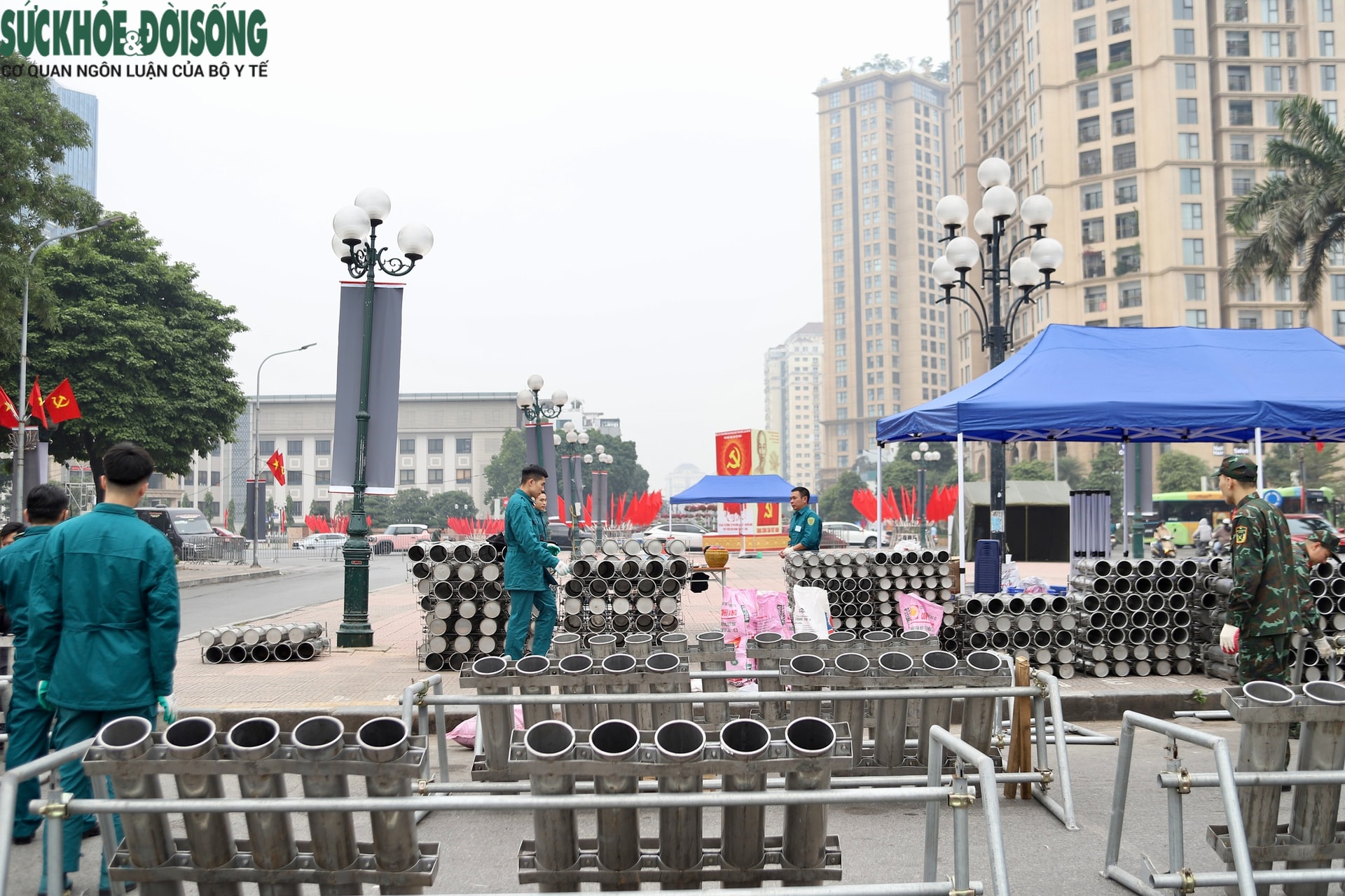 Cận cảnh lắp đặt trận địa pháo hoa Tết Dương lịch tại Hà Nội - Ảnh 4. Cận cảnh lắp đặt trận địa pháo hoa Tết Dương lịch tại Hà Nội - Ảnh 4.