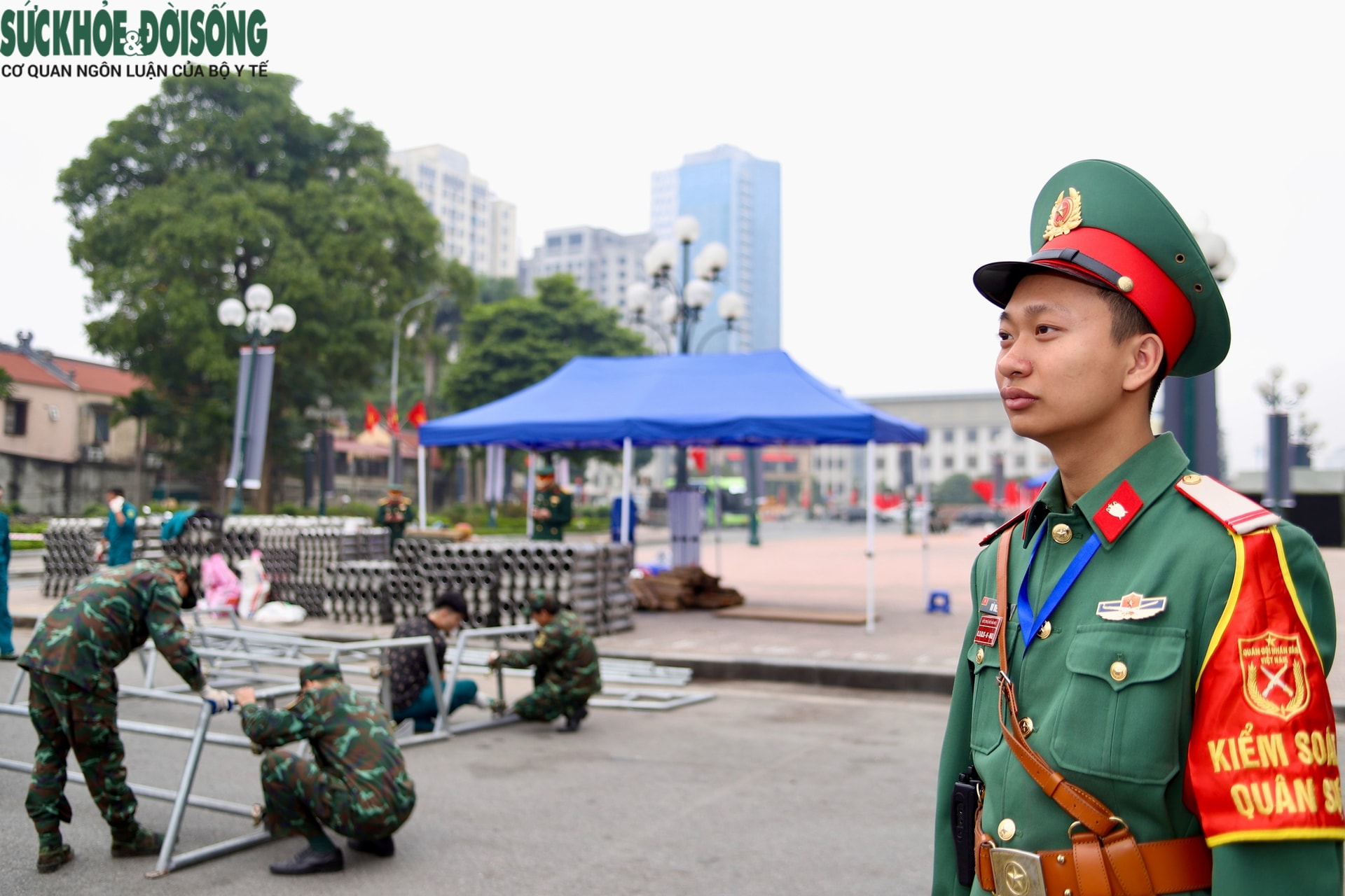 Cận cảnh lắp đặt trận địa pháo hoa Tết Dương lịch tại Hà Nội - Ảnh 11. Cận cảnh lắp đặt trận địa pháo hoa Tết Dương lịch tại Hà Nội - Ảnh 11.