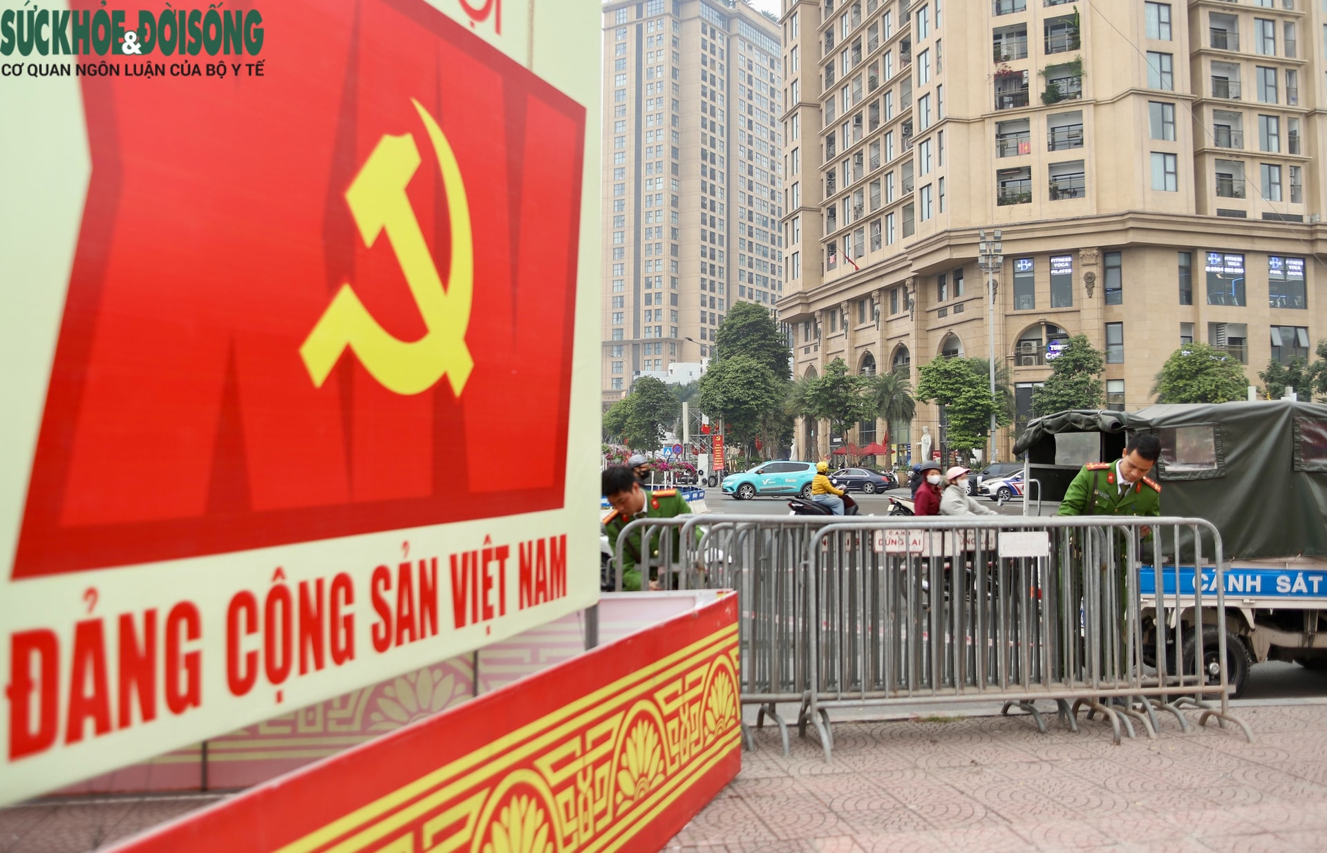 Cận cảnh lắp đặt trận địa pháo hoa Tết Dương lịch tại Hà Nội - Ảnh 12. Cận cảnh lắp đặt trận địa pháo hoa Tết Dương lịch tại Hà Nội - Ảnh 12.