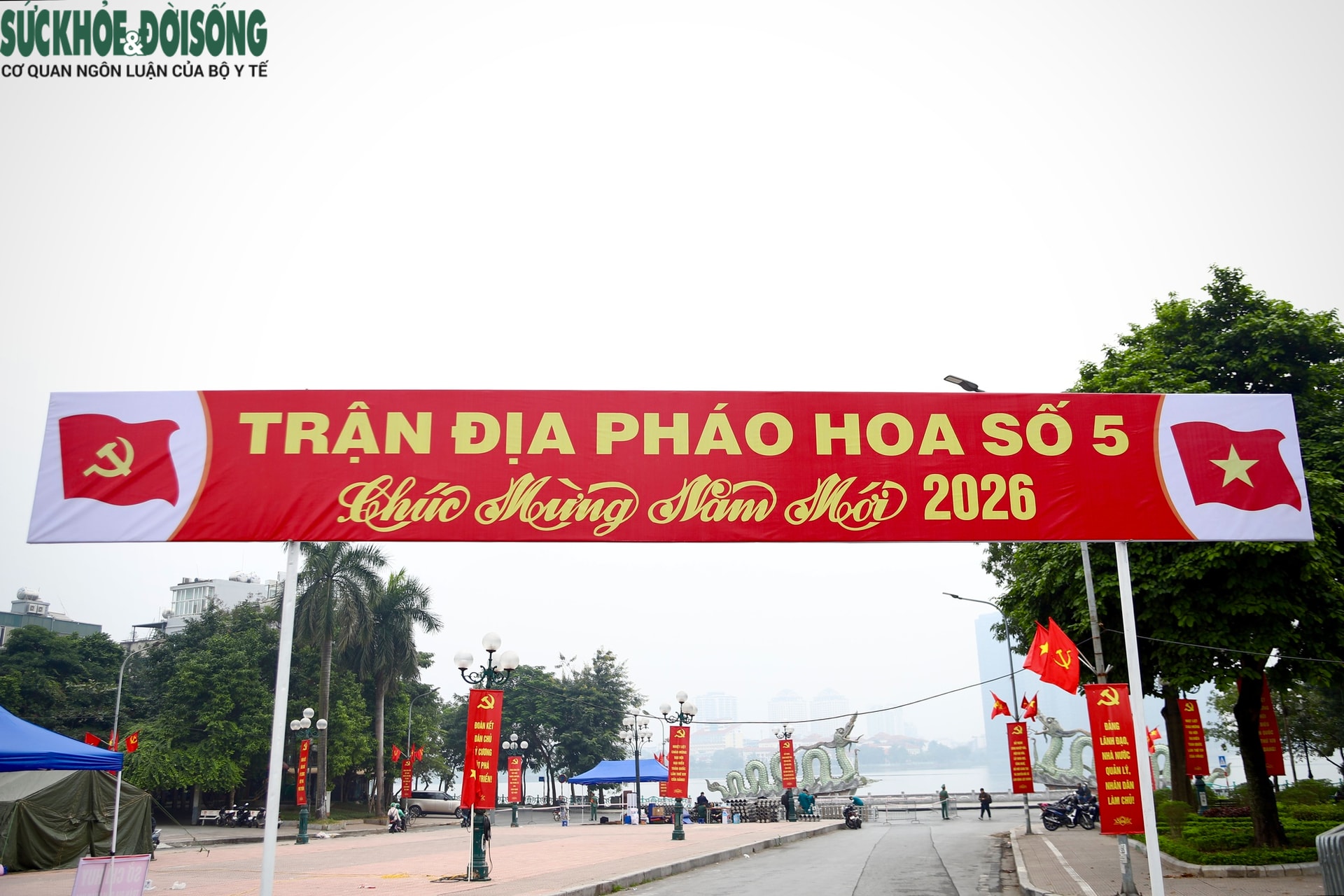 Cận cảnh lắp đặt trận địa pháo hoa Tết Dương lịch tại Hà Nội - Ảnh 14. Cận cảnh lắp đặt trận địa pháo hoa Tết Dương lịch tại Hà Nội - Ảnh 14.