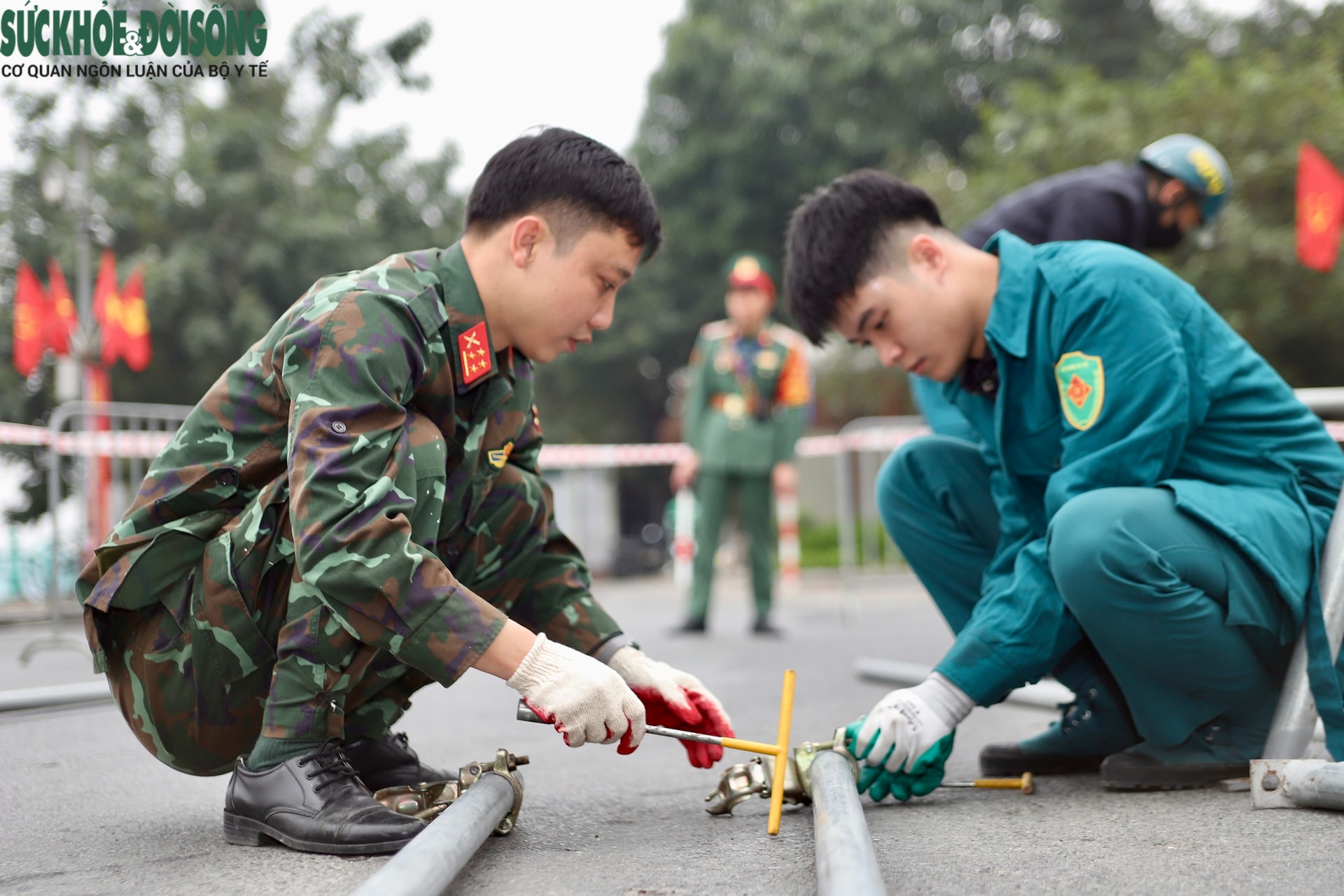 Cận cảnh lắp đặt trận địa pháo hoa Tết Dương lịch tại Hà Nội - Ảnh 5. Cận cảnh lắp đặt trận địa pháo hoa Tết Dương lịch tại Hà Nội - Ảnh 5.